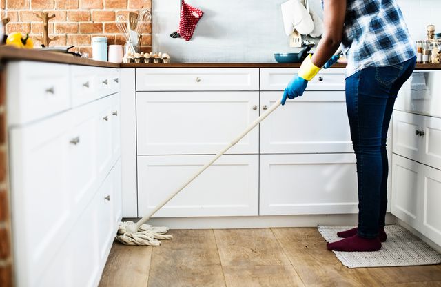 Los mejores productos de limpieza del 2018, a person mopping their kitchen.